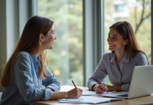 Jeune femme et assistante sociale discutant en bureau lumineux
